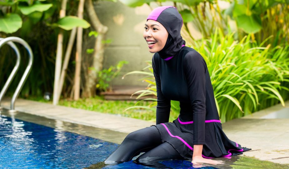 femme musulmane portant burkini piscine