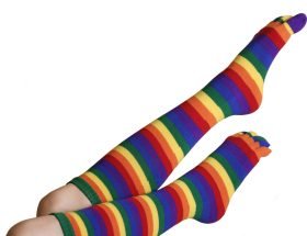 des chaussettes colorées à porter avec une mini jupe flashy et des bottes noires