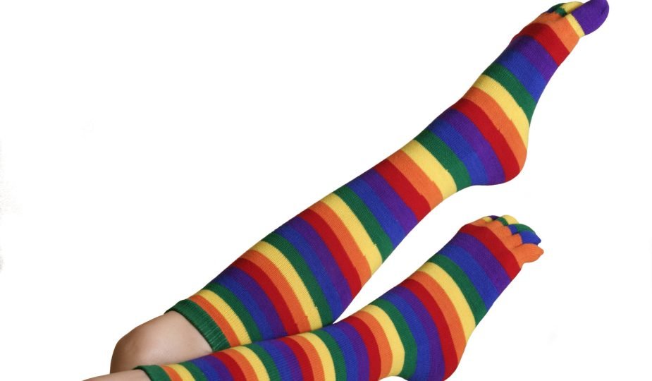 des chaussettes colorées à porter avec une mini jupe flashy et des bottes noires
