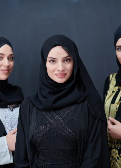 femme musulmane en vêtement traditionnel : abaya