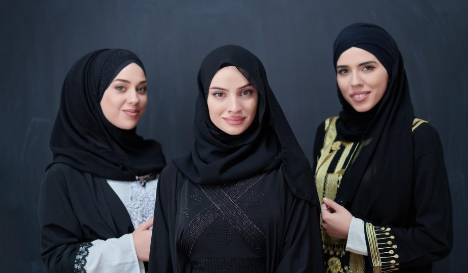 femme musulmane en vêtement traditionnel : abaya
