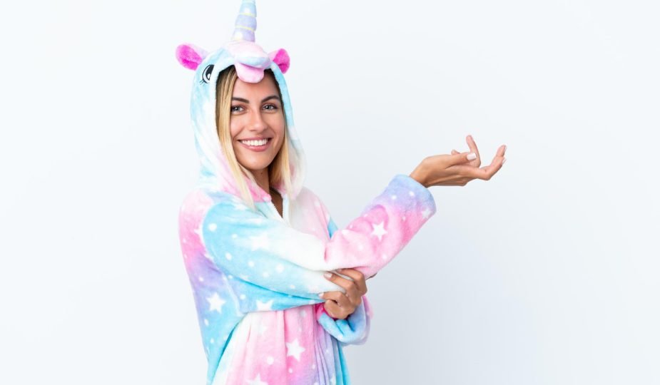 femme portant une grenouillère pyjama licorne